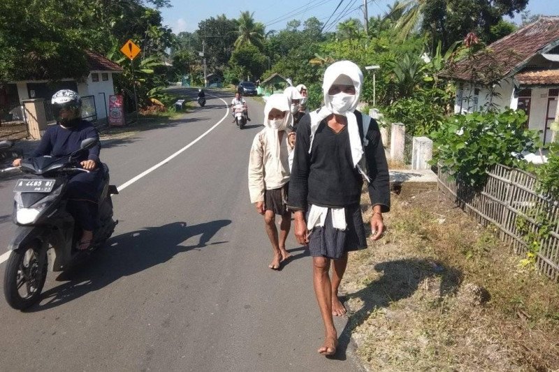 Warga Badui Dalam jalan kaki puluhan kilometer demi rayakan Seba
