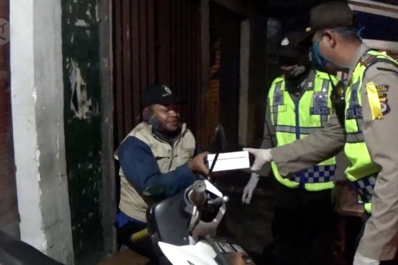 Polisi di Pandeglang sisihkan gaji untuk berbagi sahur