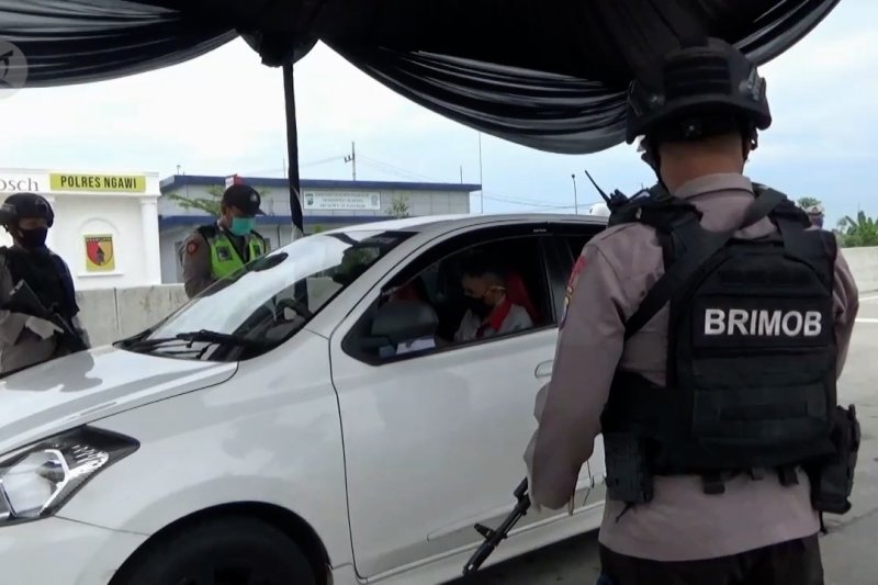Lebih dari 12 ribu kendaran pemudik ditolak memasuki Jatim