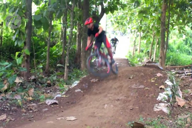 Bulan puasa dan pandemi, atlet BMX Jember tetap berlatih