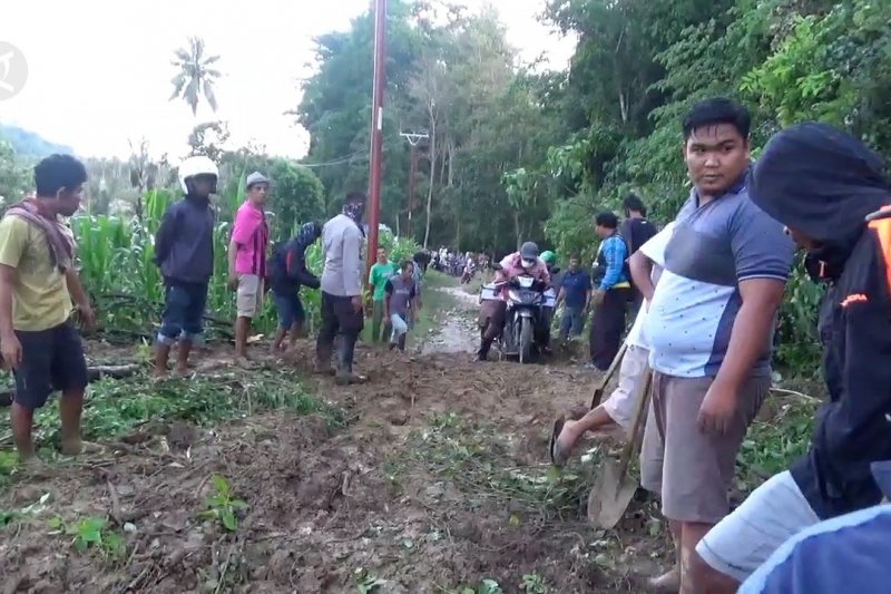 Jalan tertimbun material longsor, jalur Palu-Kulawi terputus
