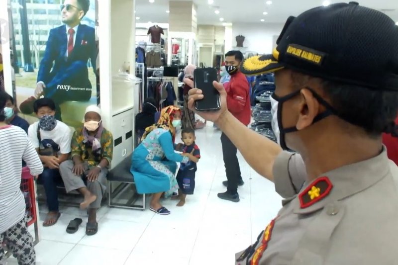 Langgar protokol, polisi bubarkan keramaian di pusat perbelanjaanÂ