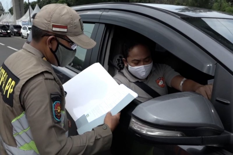 Tak punya SIKM, 537 kendaraan di Tol Karawang Barat diminta putar balik