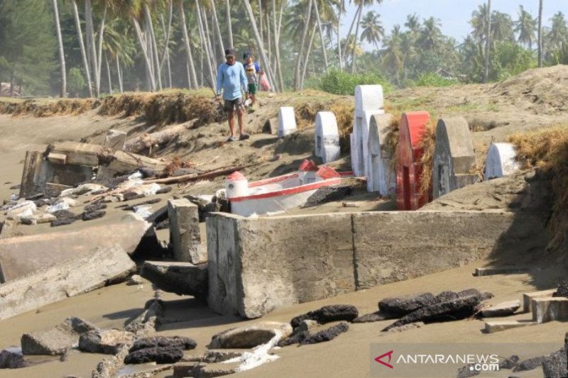 Puluhan makam warga Tionghoa di Aceh Barat tergerus abrasi