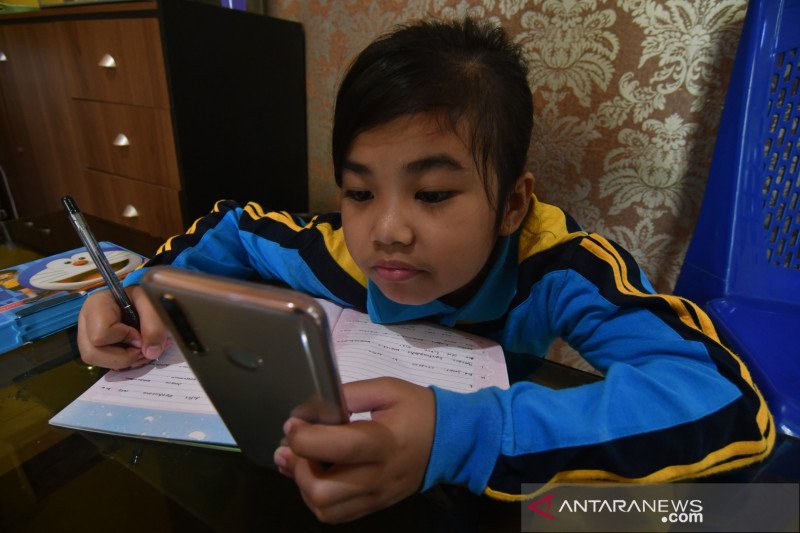 Pelaksanaan UAS secara daring di rumah