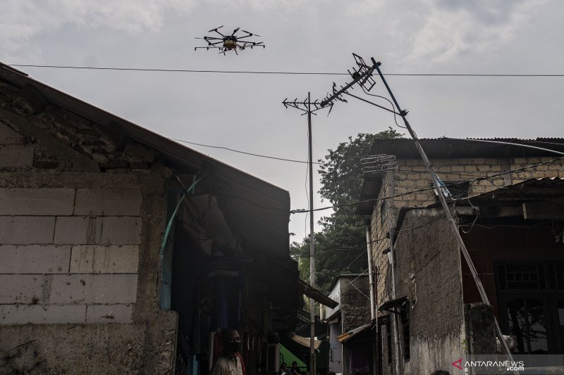Penyemprotan disinfektan dengan drone