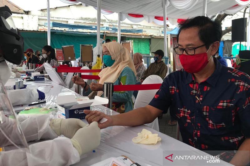 Ratusan warga jalani tes cepat COVID-19 massal di Ampel Surabaya