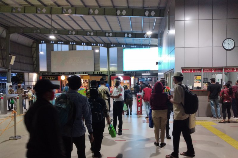 Penumpang KRL tetap laksanakan anjuran jaga jarak fisik