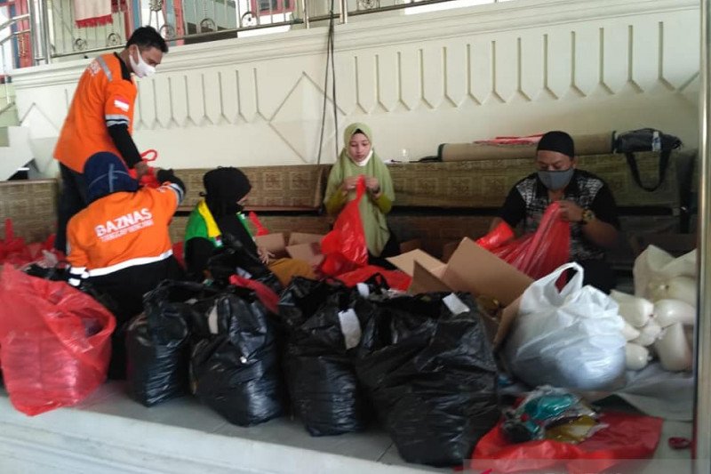 Terdampak COVID-19, warga dibantu sembako Baznas Sulawesi Utara
