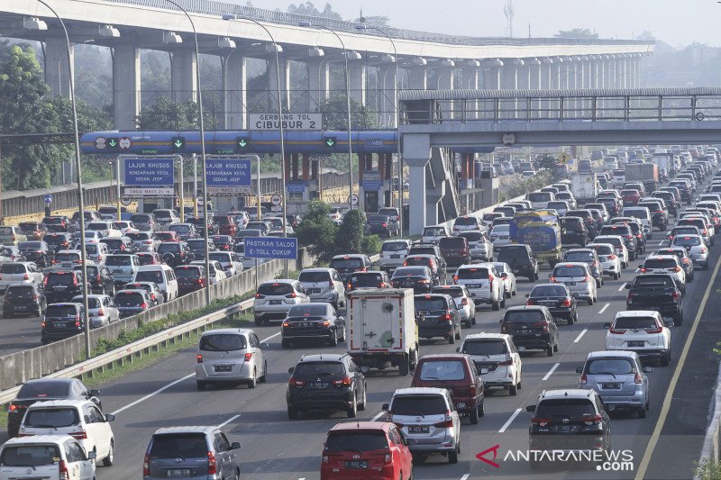 Kepadatan kendaraan di Tol Jagorawi arah Jakarta