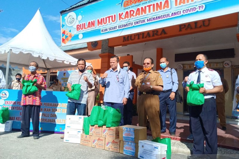 Menteri Kelautan dan Perikanan Edhy Prabowo (ketiga kiri) didampingi Gubernur Sulteng Longki Djanggola (kedua kanan) bersama warga para pemangku kepentingan sektor KP Sulteng yang mendapat bantuan dari Kementerian KP dan Pemprov Sulteng di Palu, Selasa (8/6) (ANTARA/Rolex Malaha)