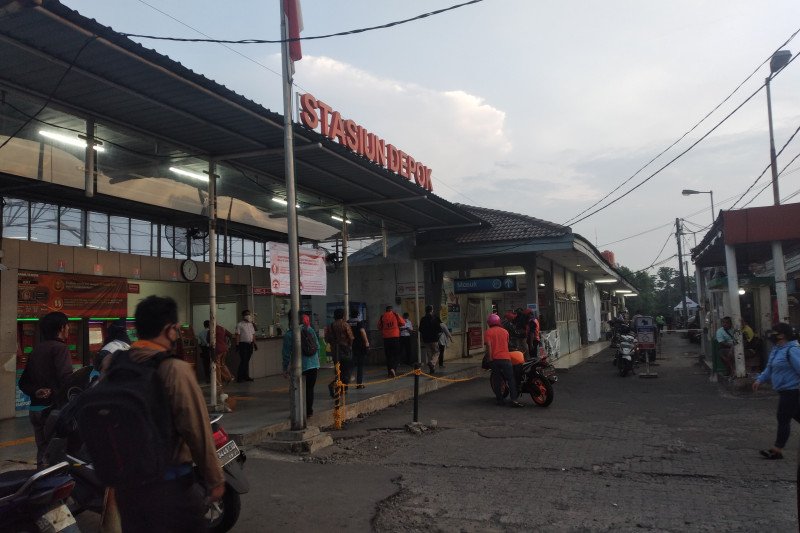 Tidak terlihat antrean panjang penumpang KRL di Depok