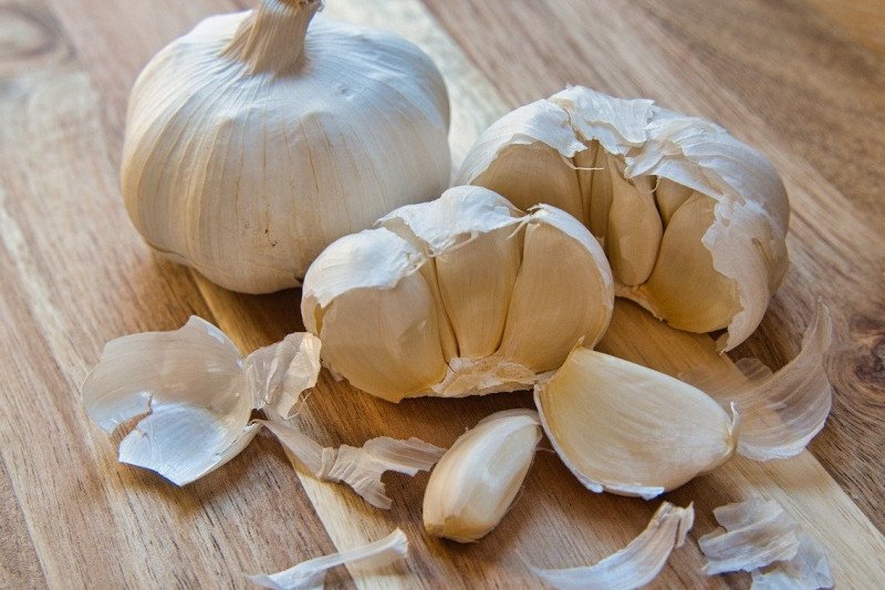 Manfaat mengunyah bawang putih mentah saat perut kosong