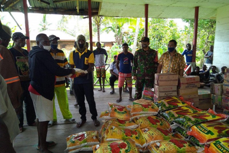 TNI Mimika bantu penyaluran bantuan sembako warga Kokonao terdampak COVID-19
