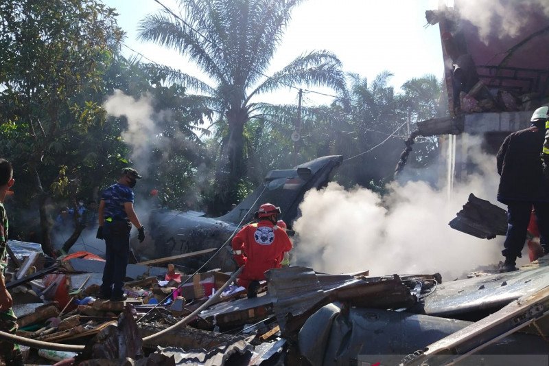 Tiga rumah rusak akibat jatuhnya pesawat tempur di Riau