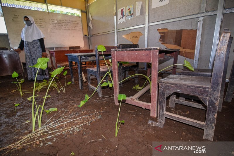 Sekolah rusak dampak banjir masih terlantar