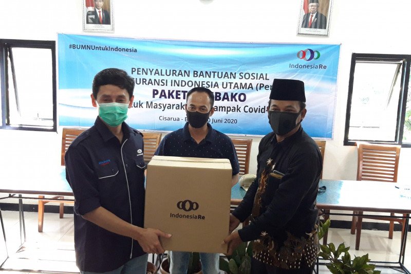 Indonesia Re salurkan 500 paket sembako kepada warga Cisarua