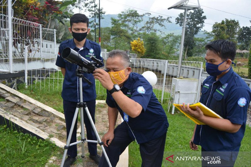 Stageof: Gerhana matahari cincin tak terlihat di Banjarnegara