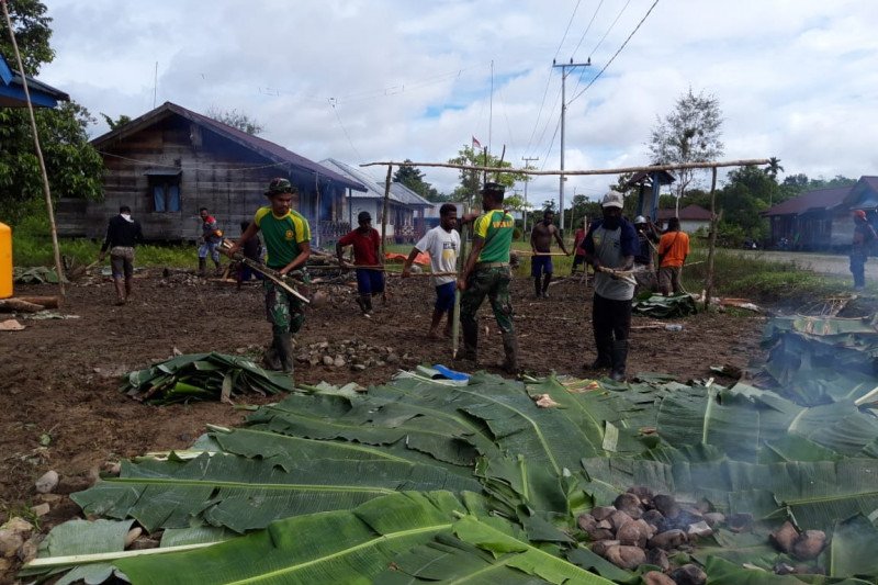 Warga Kiliarma Mimika dan personel TNI AD gelar tradisi bakar batu