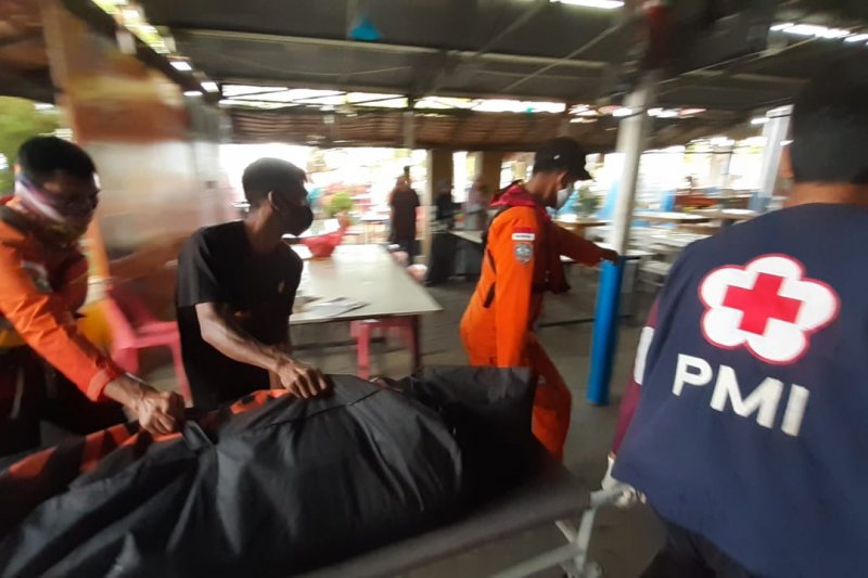 Perahu motor terbalik dua orang meninggal