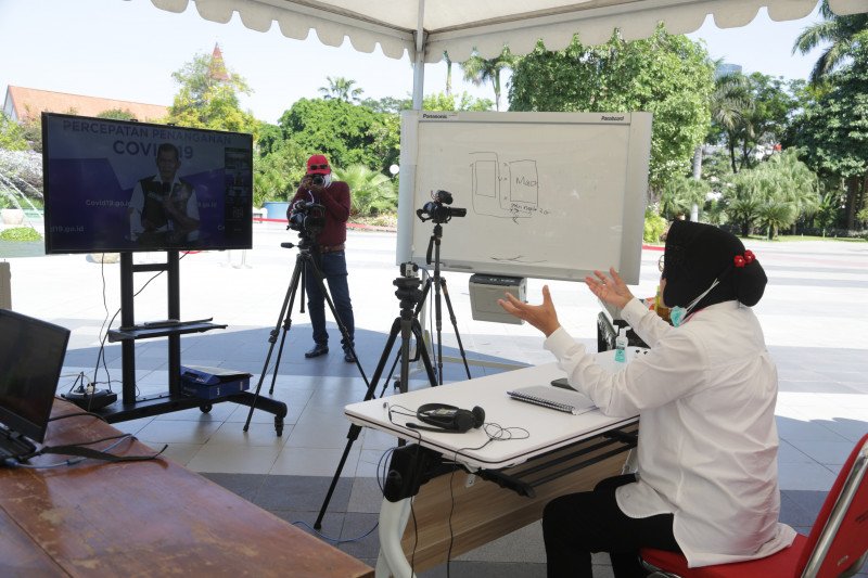 Strategi Risma agar warga Surabaya bisa beradaptasi dengan normal baru
