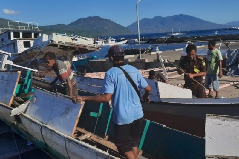 Dua kapal nelayan kasus bom ikan di Flores Timur dimusnahkan