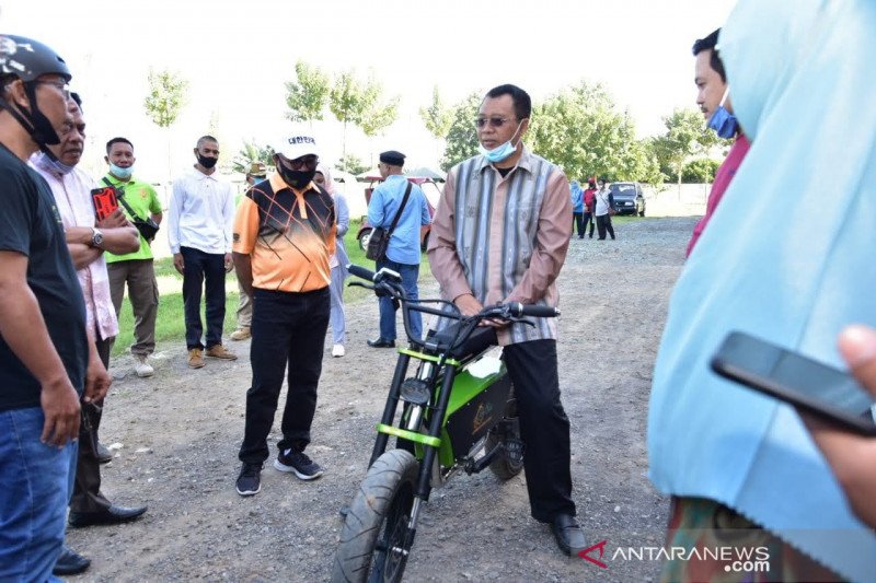 Gubernur uji coba sepeda listrik karya anak NTB