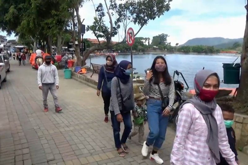 Hari pertama dibuka kembali, wisatawan mulai kunjungi Telaga Sarangan