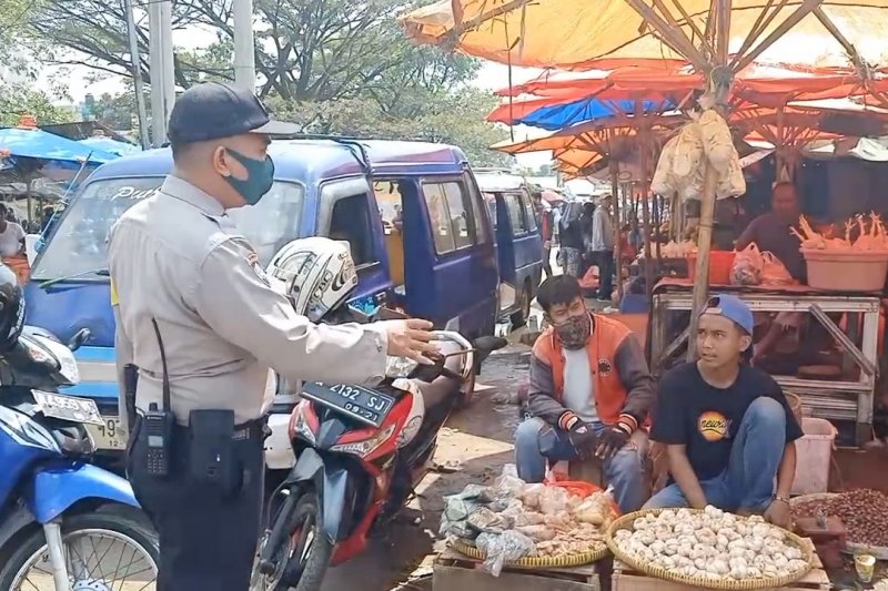 Petugas disiplinkan masyarakat patuhi protokol kesehatan