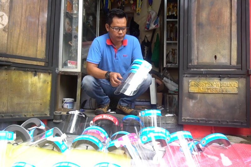 Perajin pelindung wajah kini tengah kebanjiran pesanan