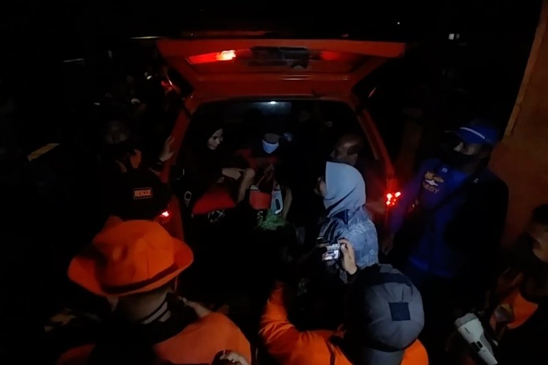 Banjir rob Pekalongan, ratusan warga diungsikan