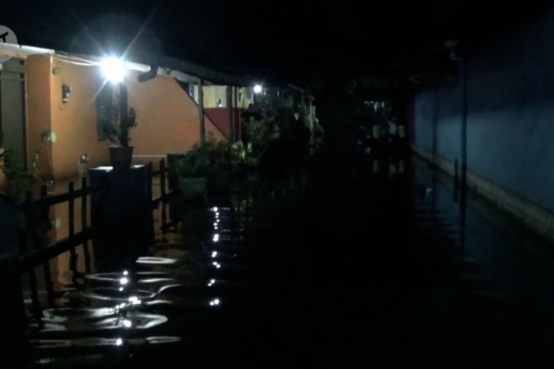 Pengungsi masih bertahan meski banjir rob mulai surut
