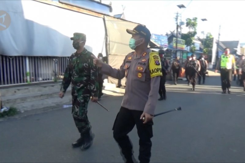 TNI/Polri pantau hari pertama PSBB Kapuas