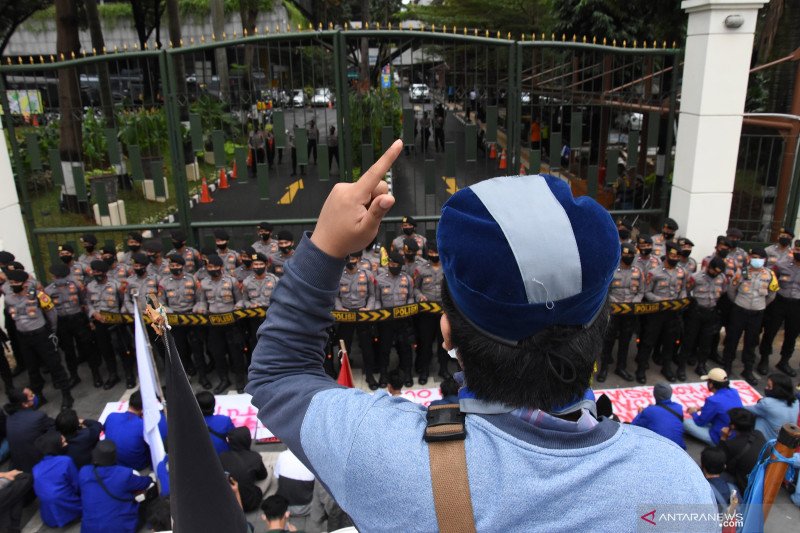 Unjukrasa di depan Kemendikbud