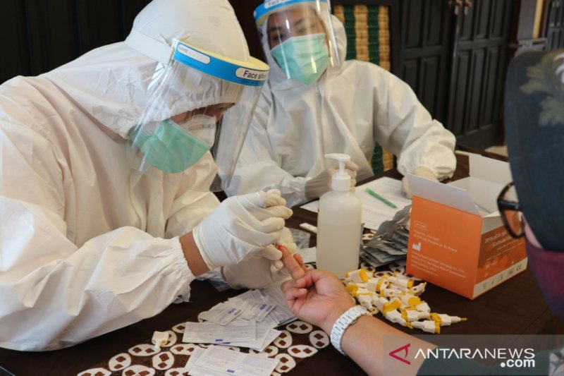 Panitia dan pengawas UTBK Universitas Brawijaya jalani rapid test