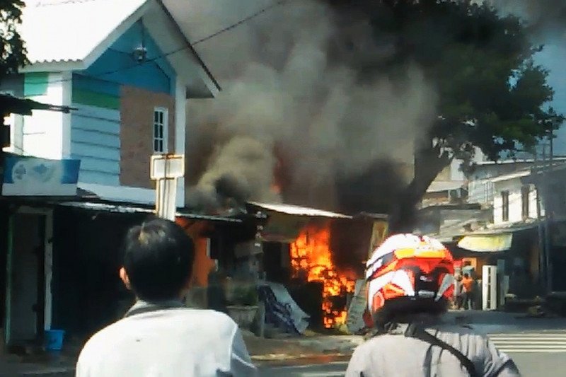 13 unit mobil pemadam meluncur ke Pondok Rumput, Jakarta Selatan