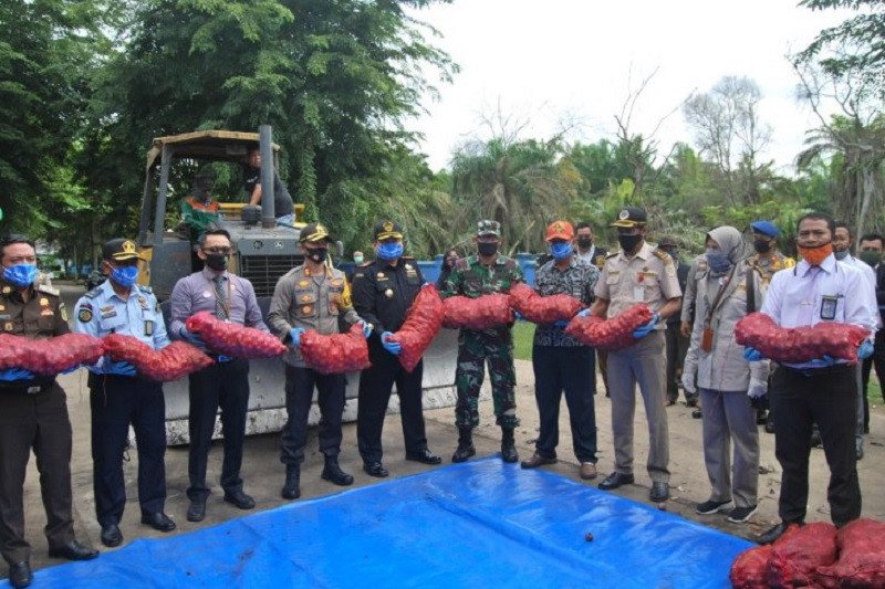 1.155 karung bawang merah ilegal asal Malaysia dimusnahkan