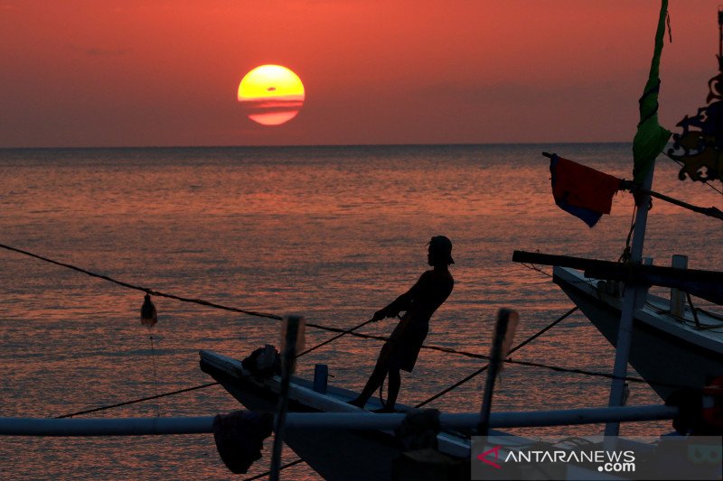 Menikmati Matahari Terbenam Di Dermaga Panarukan Situbondo Antara News Sumatera Barat