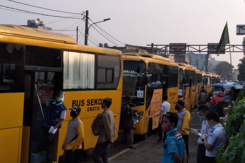 Bus bantuan efektif urai padatnya penumpang KRL Stasiun Bogor hari ini