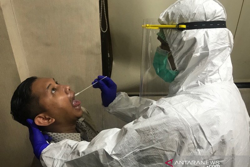 Delapan warga dites swab karena kontak dengan positif COVID-19