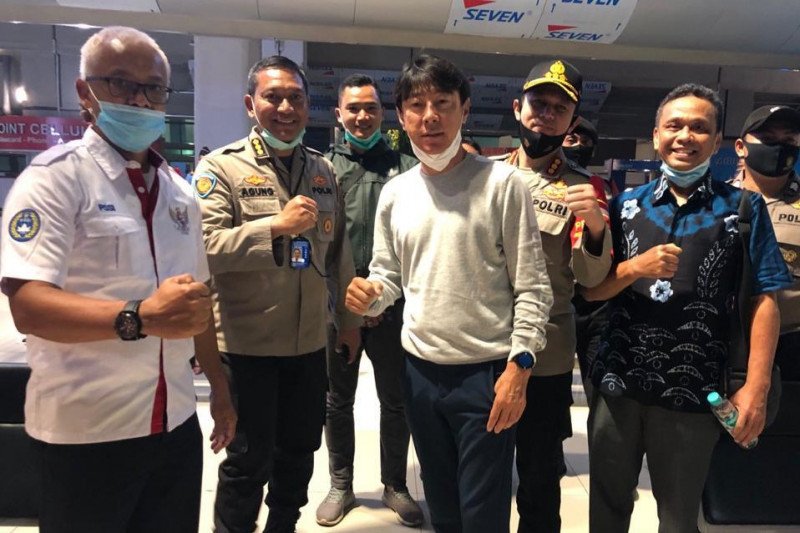 Manajer pelatih timnas Indonesia Shin Tae-yong tiba di Jakarta