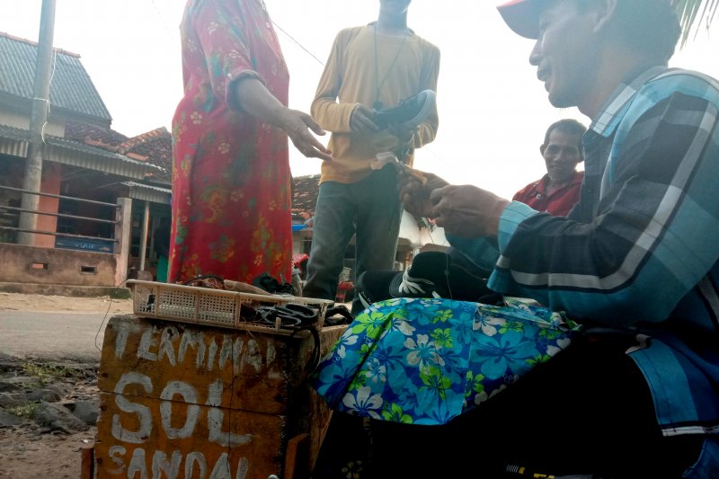 Penghasilan tukang sol keliling di perdesaan Lampung Timur stabil