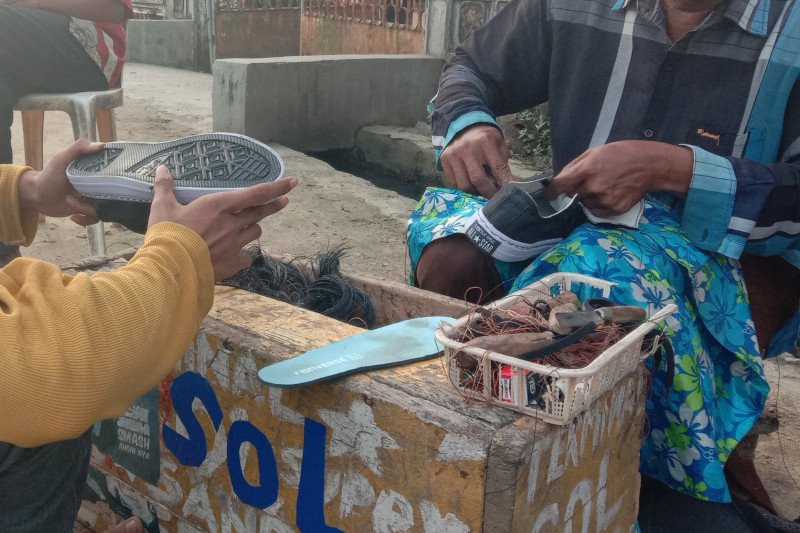 Penghasilan tukang sol keliling di perdesaan Lampung Timur stabil