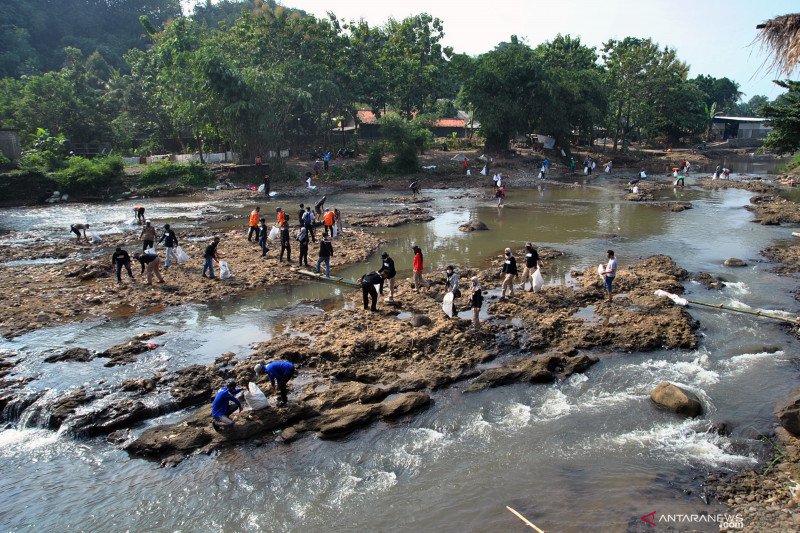 Mulung sampah Ciliwung di Hari Sungai Nasional