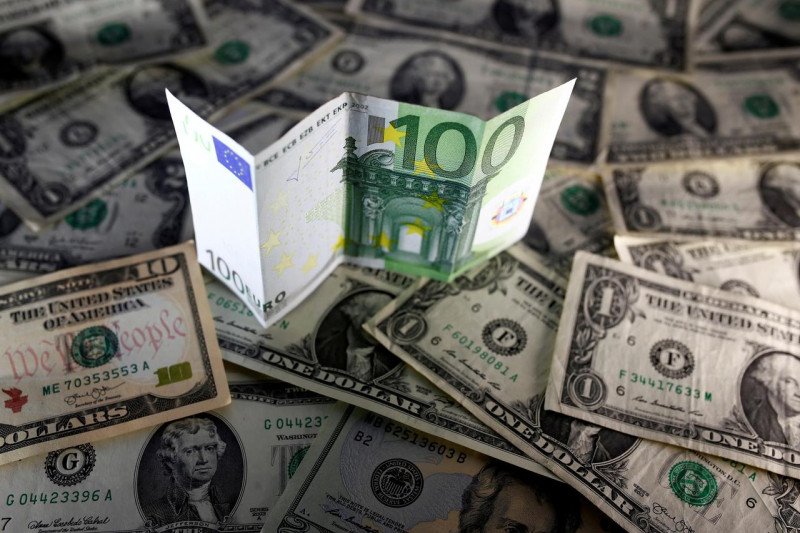 Dolar terus melemah di tengah kekhawatiran Virus Corona