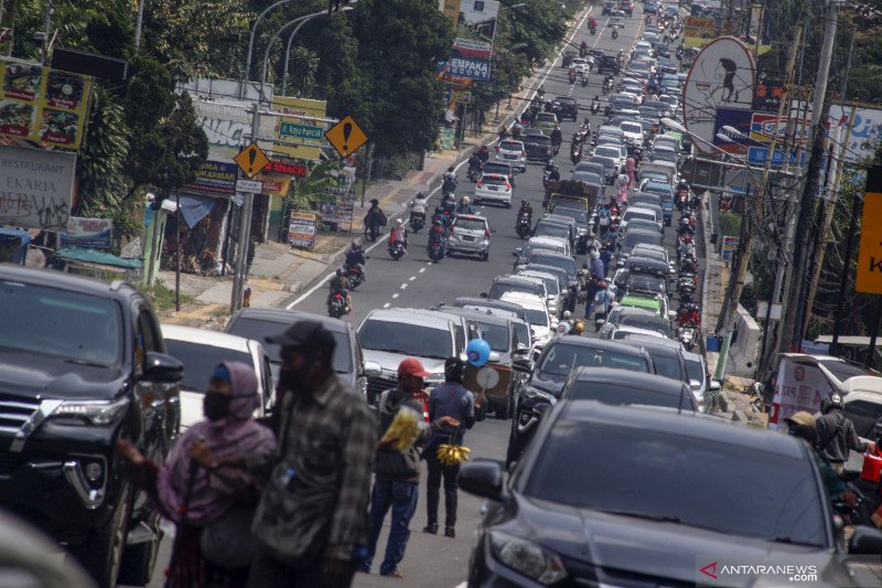 Jalur Puncak dipadati kendaraan