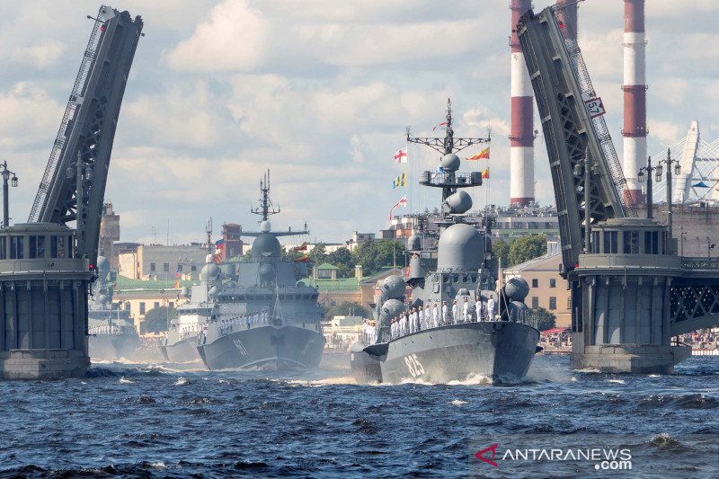 Parade hari angkatan laut Rusia