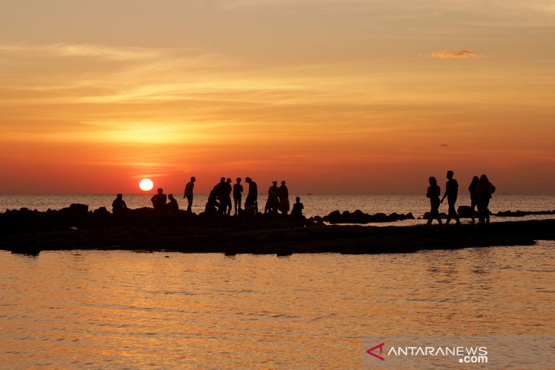 Menikmati Sunset Di Pantai Kuri Caddi Antara News Sumatera Utara