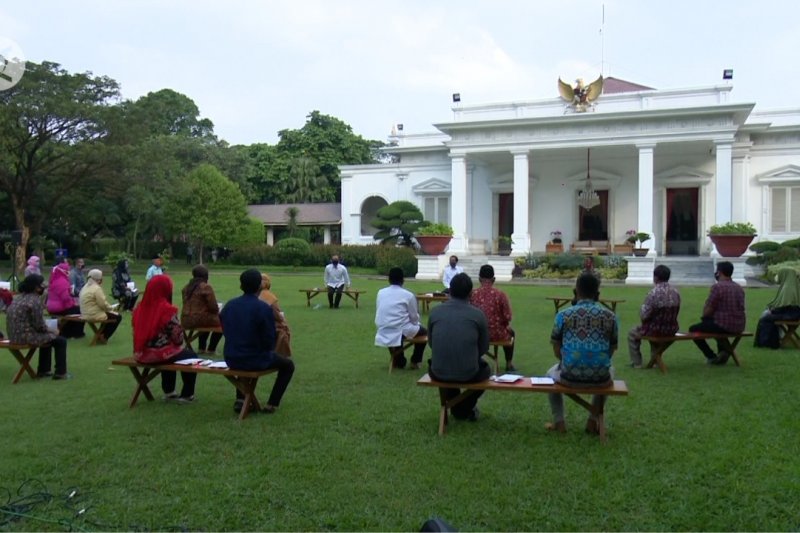 Puluhan pedagang kecil diberi Presiden modal Rp2,4 juta per orang