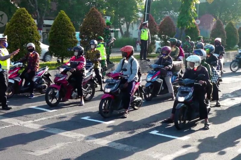Jember terapkan physical distancing di jalan raya ala MotoGP